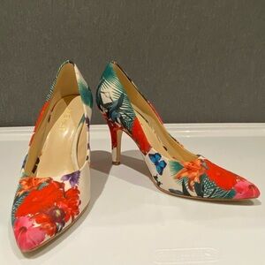Nine West size 6 floral fabric pumps